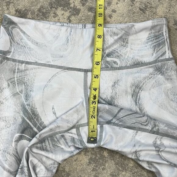 ALO YOGA Airbrushed Performance Capri Leggings White Gray Swirl Marble Sz XS - Picture 7 of 12
